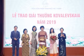 PGS.TS Nguyễn Thị Doan, nguyên Phó Chủ tịch nước, Chủ tịch Hội Khuyến học Việt Nam, Chủ tịch Ủy ban Giải thưởng Kovalevskaia trao giải cho tập thể các nhà khoa học nữ Phòng thí nghiệm Cúm, Khoa Virus, Viện Vệ sinh dịch tễ Trung ương. (Ảnh: Phương Hoa/TTXV