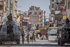 Cảnh sát Ai Cập tuần tra tại một tuyến phố ở thành phố Arish, tỉnh Bắc Sinai. (Ảnh: AFP/TTXVN)