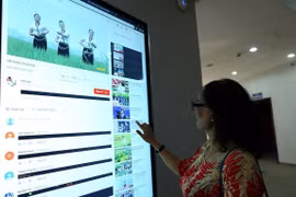 Du khách tìm hiểu thông tin trên thiết bị tra cứu thông tin tại Bảo tàng Chiến thắng Điện Biên Phủ. (Ảnh minh họa: Phan Tuấn Anh/TTXVN)
