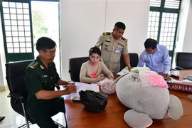 Đồn biên phòng Cửa khẩu quốc tế Mộc Bài phối hợp cùng lực lượng cảnh sát thành phố Bavet (Campuchia) điều tra để làm rõ các đối tượng có liên quan. (Ảnh: TTXVN)