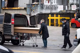 Chuyển thi thể bệnh nhân mắc COVID-19 tại New York, Mỹ ngày 24/4/2020. (Ảnh: THX/TTXVN)