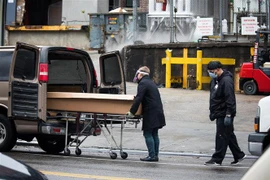 Chuyển thi thể bệnh nhân mắc COVID-19 tại New York, Mỹ ngày 24/4/2020. (Ảnh: THX/TTXVN)