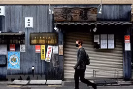 Nhiều nhà hàng phải đóng cửa do dịch COVID-19 tại Tokyo, Nhật Bản. (Ảnh: AFP/TTXVN)