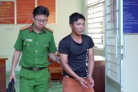 Huỳnh Văn Tý được Côn an huyện An Phú bàn giao cho Văn phòng Cơ quan Cảnh sát điều tra Công an tỉnh tiếp tục xác minh, điều tra làm rõ theo thẩm quyền. (Ảnh: Công Mạo/TTXVN)