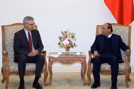 Thủ tướng Nguyễn Xuân Phúc tiếp Đại sứ Pháp Nicolas Warnery. (Ảnh: Thống Nhất/TTXVN)
