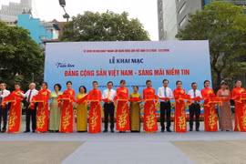 Các đại biểu cắt băng khai mạc triển lãm. (Ảnh: Thanh Vũ/TTXVN)