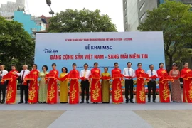 Các đại biểu cắt băng khai mạc triển lãm. (Ảnh: Thanh Vũ/TTXVN)