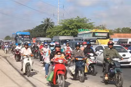 Ùn tắc giao thông trên Quốc lộ 1 trong dịp Tết. (Nguồn: TTXVN)