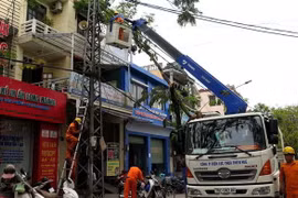 Công nhân đang sửa chữa điện tại thành phố Huế. (Ảnh: Tường Vi/TTXVN)