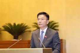 Bộ trưởng Bộ Tư Pháp Lê Thành Long trình bày Tờ trình dự án Luật sửa đổi, bổ sung một số điều của Luật Xử lý vi phạm hành chính. (Ảnh: Phương Hoa/TTXVN)