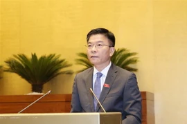 Bộ trưởng Bộ Tư Pháp Lê Thành Long trình bày Tờ trình dự án Luật sửa đổi, bổ sung một số điều của Luật Xử lý vi phạm hành chính. (Ảnh: Phương Hoa/TTXVN)