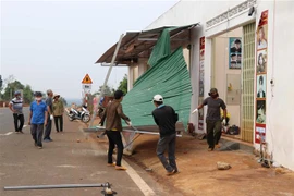 Người dân xã Ia Sao, huyện Ia Grai, tỉnh Gia Lai sửa sang nhà cửa sau khi bị dông, lốc gây tốc mái. (Ảnh: Dư Toán/TTXVN)
