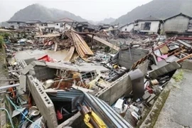 Rác thải chất thành đống sau ngập lụt do mưa lớn ở quận Kumamoto thuộc Kyushu, Tây Nam Nhật Bản ngày 9/7/2020. (Ảnh: Kyodo/TTXVN)