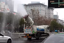Một chiếc xe tải phun thuốc khử trùng tại một con đường thuộc quận Giang Hán, thành phố Vũ Hán, tỉnh Hồ Bắc của Trung Quốc, ngày 10/2.