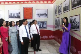 Ông Nguyễn Xuân Thắng - Bí thư Trung ương Đảng, Giám đốc Học viện Chính trị Quốc gia Hồ Chí Minh, Chủ tịch Hội đồng Lý luận Trung ương tham quan triển lãm về Xô viết Nghệ Tĩnh. (Ảnh: Nguyễn Oanh/TTXVN)