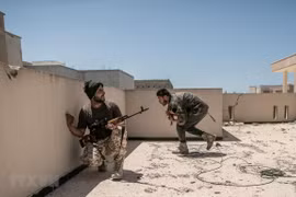 Lực lượng Chính phủ Đoàn kết dân tộc Libya (GNA) trong cuộc giao tranh với Lực lượng Quân đội quốc gia Libya (LNA) tại Tripoli ngày 2/5/2020. (Ảnh: THX/TTXVN)
