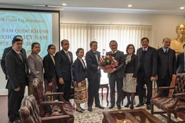 Đoàn Đại sứ quán Lào tại Australia chúc mừng 75 năm Quốc khánh Việt Nam. (Nguồn: Đại sứ quán Việt Nam tại Australia)