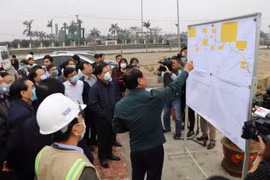 Sở Giao thông Vận tải Ninh Bình báo cáo với đoàn công tác về tiến độ thực hiện dự án cao tốc Bắc-Nam. (Ảnh: Đức Phương/TTXVN)