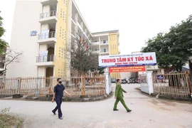 Công tác chuẩn bị tại Ký túc xá Trường cao đẳng nghề Công nghệ cao Hà Nội (quận Nam Từ Liêm) để đón người Việt Nam từ các vùng dịch ở nước ngoài về nước cách ly. (Ảnh: Anh Tuấn/TTXVN)