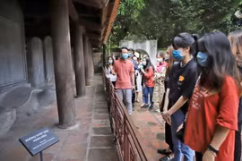 Di tích lịch sử Văn Miếu-Quốc Tử Giám mở cửa trở lại, thu hút nhiều du khách đến tham quan. (Ảnh: Thành Đạt/TTXVN)