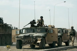 Binh sỹ Mỹ được huy động tới căn cứ quân sự al-Taji, cách thủ đô Baghdad (Iraq) khoảng 30km về phía Bắc sau một vụ tấn công nhằm vào căn cứ này. (Ảnh: AFP/TTXVN)