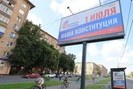 Những tấm Pano lớn được bố trí tại những nơi công cộng nhằm động viên cử tri Nga đi bỏ phiếu cho sửa đổi Hiến pháp. (Ảnh: Trần Hiếu/TTXVN)