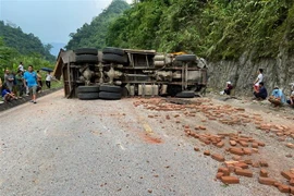 Hiện trường vụ tai nạn giao thông nghiêm trọng. (Ảnh: Thanh Hải/TTXVN)