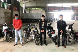 Tang vật và một số đối tượng đua xe bị tạm giữ. (Ảnh: Trung Kiên/TTXVN)