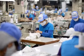 Doanh nghiệp dệt may sản xuất khẩu trang phục vụ phòng chống dịch COVID-19. (Ảnh: Vietnam+)