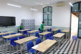 Thu dọn, vệ sinh, lao động tự do hiện là một trong những ngành nghề thu hút nhiều lao động. (Ảnh: Thanh Vũ/TTXVN)