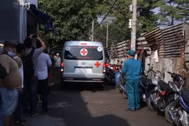 Xe cứu thương đưa nạn nhân ra khỏi hiện trường. (Ảnh: Thành Chung/TTXVN)