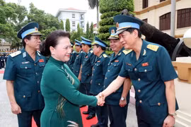 Chủ tịch Quốc hội Nguyễn Thị Kim Ngân với các cán bộ, sỹ quan chỉ huy của Quân chủng Phòng không-Không quân. (Ảnh: Trọng Đức/TTXVN)