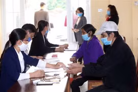 Chi trả tiền hỗ trợ các đối tượng bị ảnh hưởng dịch COVID-19. (Ảnh minh họa. Nguồn: TTXVN)