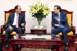 Bộ trưởng Bộ Lao động-Thương binh và Xã hội Đào Ngọc Dung (bên phải) tiếp ông Park Noh-Wan, Đại sứ Hàn Quốc tại Việt Nam mới được bổ nhiệm. (Ảnh: Anh Tuấn/TTXVN)