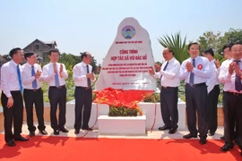 Thủ tướng Chính Phủ Nguyễn Xuân Phúc cùng các lãnh đạo gắn biển Công trình Hợp tác xã với Bác Hồ. (Ảnh: Danh Lam/TTXVN)
