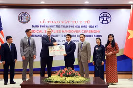 Chủ tịch Ủy ban Nhân dân thành phố Hà Nội Nguyễn Đức Chung trao tượng trưng số vật tư y tế cho Đại sứ Hoa Kỳ tại Việt Nam Daniel J. Kritenbrink. (Ảnh: Lâm Khánh/TTXVN)