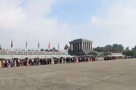 Người dân vào Lăng viếng Bác. (Nguồn: TTXVN)