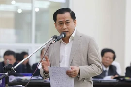 Bị cáo Phan Văn Anh Vũ (sinh năm 1975, Chủ tịch Hội đồng quản trị Công ty cổ phần Xây dựng 79, Công ty cổ phần Bắc Nam 79, Công ty TNHH I.V.C, Công ty cổ phần đầu tư Nhất Gia Phúc) tự bào chữa trước tòa. (Ảnh: Doãn Tấn/TTXVN)