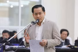 Bị cáo Phan Văn Anh Vũ (sinh năm 1975, Chủ tịch Hội đồng quản trị Công ty cổ phần Xây dựng 79, Công ty cổ phần Bắc Nam 79, Công ty TNHH I.V.C, Công ty cổ phần đầu tư Nhất Gia Phúc) tự bào chữa trước tòa. (Ảnh: Doãn Tấn/TTXVN)