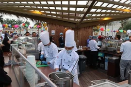 Giới thiệu văn hóa ẩm thực Việt Nam tại sự kiện 'Những ngày văn hóa Việt Nam tại Saudi Arabia' ở thành phố Dhahran. (Ảnh: TTXVN)