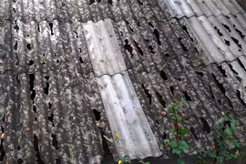 Mái nhà của người dân ở Lào Cai bị hư hỏng sau một trận mưa đá. (Ảnh: Quốc Khánh/TTXVN)