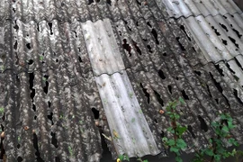 Mái nhà của người dân ở Lào Cai bị hư hỏng sau một trận mưa đá. (Ảnh: Quốc Khánh/TTXVN)