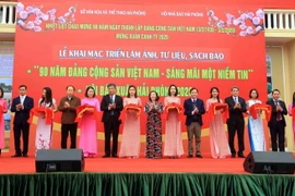 Quang cảnh lễ cắt băng khai mạc triển lãm. (Ảnh: An Đăng/TTXVN)