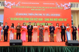 Quang cảnh lễ cắt băng khai mạc triển lãm. (Ảnh: An Đăng/TTXVN)