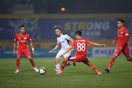 Tiền đạo Văn Toàn (Hoàng Anh Gia Lai) tả xung hữu đột giữa vòng vây các cầu thủ Viettel. (Ảnh: Thành Đạt/TTXVN)