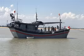 Tàu cá Phú Yên chủ động vào bờ tránh trú bão. (Ảnh: Phạm Cường/TTXVN)