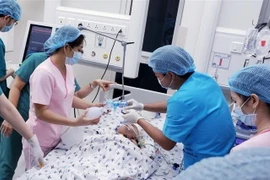 Một trong hai bệnh nhi sau khi tách rời được chuyển về Khoa Hồi sức Ngoại, Bệnh viện Nhi đồng Thành phố Hồ Chí Minh để tiếp tục theo dõi. (Ảnh: TTXVN)