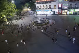 Khu vực Quảng trường Đông Kinh Nghĩa Thục ở Hà Nội bắt đầu đông đúc. (Ảnh: Tuấn Đức/TTXVN)