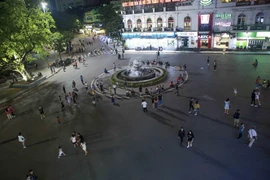 Khu vực Quảng trường Đông Kinh Nghĩa Thục ở Hà Nội bắt đầu đông đúc. (Ảnh: Tuấn Đức/TTXVN)