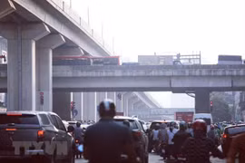 Mật độ các phương tiện tham gia giao thông lớn phát sinh bụi gây ô nhiễm không khí. (Ảnh: Thành Đạt/TTXVN)
